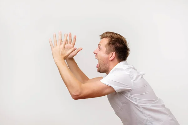 Foto Van Zijkant Weergeven Voor Jonge Europese Man Wit Shirt — Stockfoto