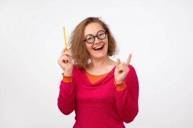 Onun gibi iyi bir fikir gri duvar arka plan üzerinde ıssız düşünme Closeup komik Avrupa Kadın portre. Garip daire gözlükte bir kız. Fikir, iş, eğitim kavramı.