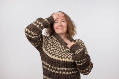 Hasta hasta Avrupa erkek portresi büyük yün kahverengi süveter giymiş. Fiziksel rahatsızlık nedeniyle ateş acı bir kadın. Beyaz kız ateşi var. O çok sıcak giysiler giyiyor