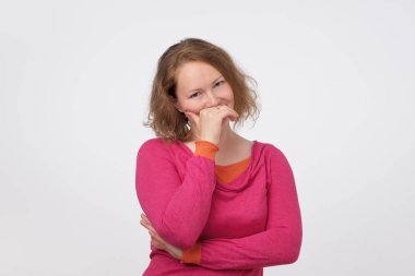 Pembe çok Avrupa pulover bir iltifat duymak utangaç olduğunu. Onun yüzünü saklıyor.