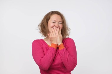 Pembe çok Avrupa pulover bir iltifat duymak utangaç olduğunu. Onun yüzünü saklıyor.