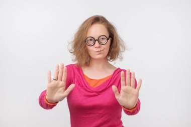 Teşekkürler ama Hayır, teklifi reddetme, jest elleri, dur yapma Avrupa kadın kameraya bakıyor. Bu yeterli bir kavramdır