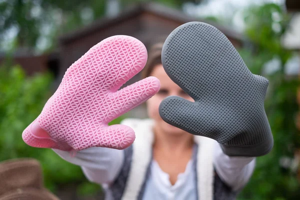 Fille Portant Des Gants Silicone Speacial Pour Cuisson Processus Cuisson — Photo