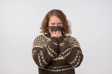 Onun yüzünü gizleme sıcak kahverengi kazaklı kadın. Sadece gözleri görülmektedir. Anonim kalmak istiyor. İnsanlar ve sosyal fobi korku