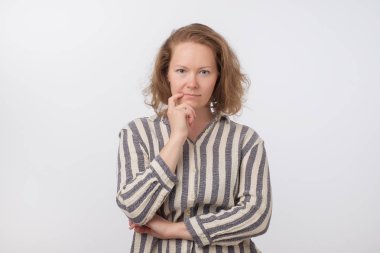 Düşünme ve bakılması, bir IDE hakkında karışık Avrupa kadın orta yaşlı