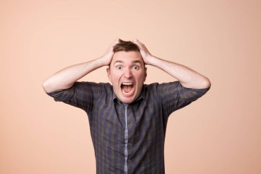 Oh kavramı yok. Kafasına iki el ile dokunmak sürpriz, şok beyaz adam portresi