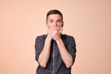 Avrupa adam onun ağız ayakta renkli arka plan üzerinde kapatma