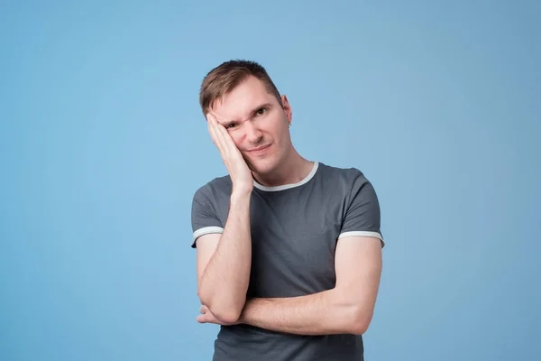 Retrato de homem europeu em camiseta azul . — Fotografia de Stock