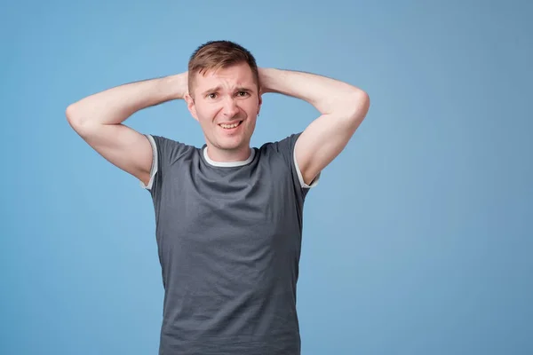 Sospechoso hombre europeo de mediana edad se ve dudoso, siendo indeciso, hace mueca, trata de encontrar solución . — Foto de Stock