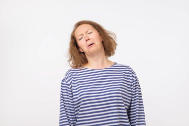 Stüdyo üzgün kadın portresi. Önemli bir iş yapmak için başarısız.