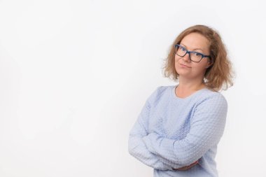 Şüpheci beyaz kadın mavi tişört, şüpheli arayan kadın portresi portre