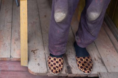 eski ahşap zemin zemin üzerine sıcak eski püskü terlik.