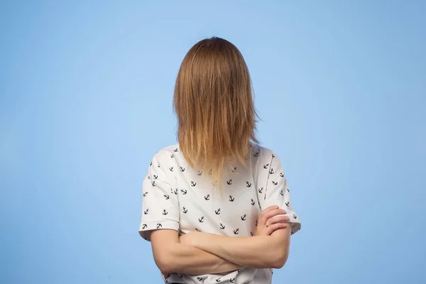 Une Femme Européenne Est Couverte Visage Avec Ses Cheveux Essayant — Photo