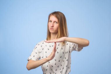 Lütfen, kavram duraklatmak. Avrupa kadın gerek zaman aşımı. Mavi arka plan üzerinde atış stüdyo