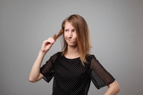 Retrato Uma Jovem Muito Triste Com Cabelo Comprido Mão Ela — Fotografia de Stock