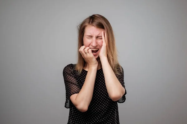 Mujer Europea Estresada Está Volviendo Loca Tirándose Pelo Frustrada Emoción —  Fotos de Stock