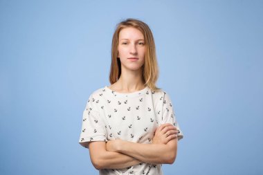 Çapraz kolu kendine güvenen önde duran mavi arka plan üzerinde seyir olan Avrupa gülümseyen