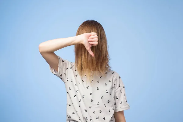 Europese Vrouw Vertoont Afkeuring Geeft Duim Omlaag Gebaar Antipathieën Iets — Stockfoto