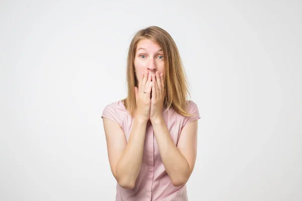 Choqué Femme Mince Européenne Couvrant Bouche Avec Des Mains Isolé — Photo