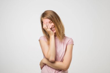 İyi seyir stüdyo çekim Genç erkek sevinçle, kıkırdıyor dur gülüyor çalışır gibi ağız kapsar. Mutlu kadın alır teklif erkek