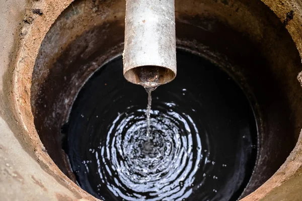 Eau Sale Qui Coule Des Tuyaux Dans Les Égouts Vue — Photo