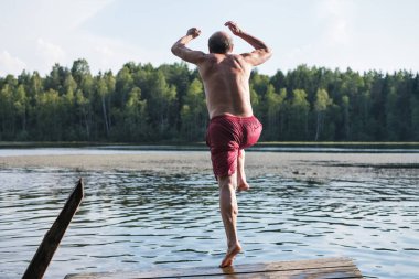 Olgun erkek giyim göle atlama yüzme kırmızı. iyi bir dinlenme vullage içinde açık olan