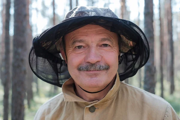 Retrato Close Homem Sênior Chapéu Especial Contra Mosquito Floresta — Fotografia de Stock