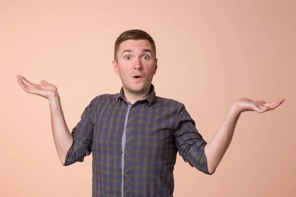 Studio Portrait Confused Handsome Guy Showing Have Idea Gesture European — Stock Photo, Image