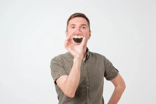 Joven Guapo Europeo Sostiene Lupa Muestra Sus Dientes Concepto Excelente —  Fotos de Stock