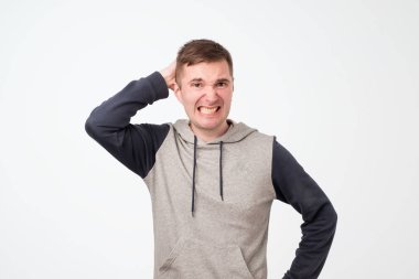 Şüpheli orta yaşlı Avrupa adam şüpheyle, kararsız olmak görünüyor, yapar Face, çözüm bulmaya çalışır. Kararında emin değilmiş. Negatif yüz ifadeleri kavramı.