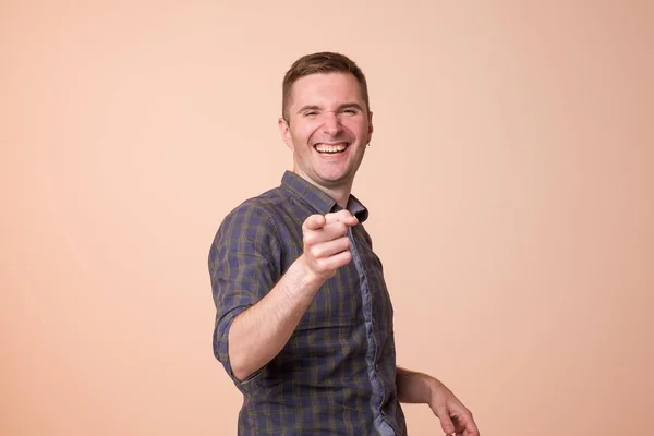 Retrato Joven Europeo Riendo Señalando Con Dedo Alguien Expresiones Positivas — Foto de Stock