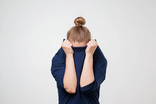 Mujer Europea Escondiendo Cara Bajo Ropa Ella Está Enmudeciendo Suéter — Foto de Stock