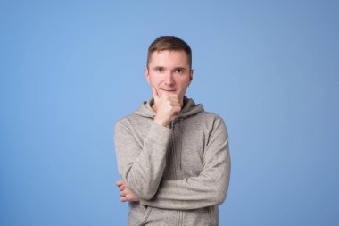 Anız beyin fırtınası ile mutlu heyecanlı genç adam. Fikir kavramı