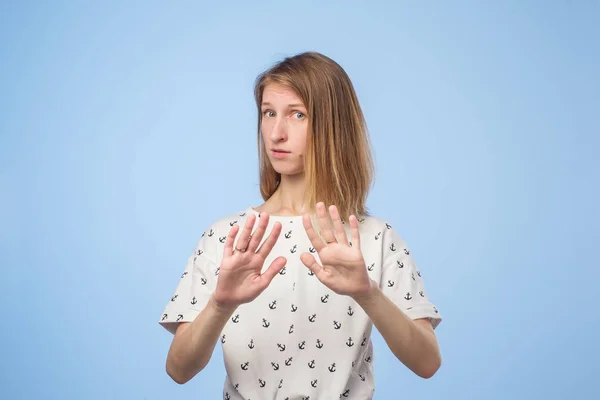 Belle femme européenne qui dit merci mais non. Belle fille niant la demande en mariage, faisant un geste d'arrêt avec ses mains — Photo