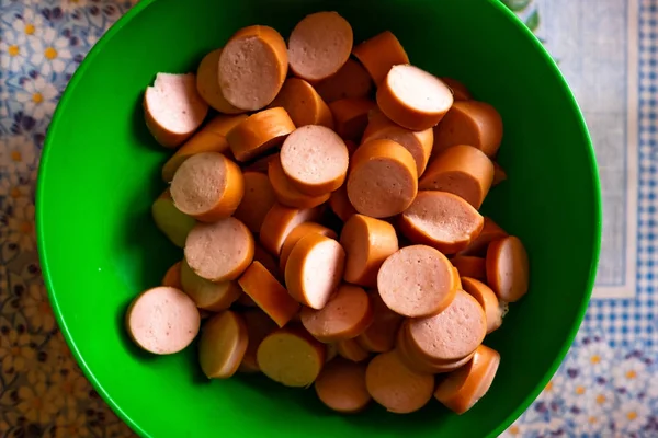 Wurst, Frühstück auf grünem Teller — Stockfoto