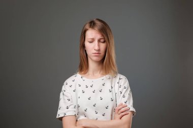 Genç Avrupa üzgün kadın ciddi ve endişe endişeli ve düşünceli arıyorum