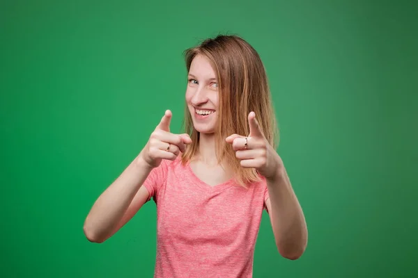 Porträtt av en självsäker ung europeisk kvinna pekande finger på kamera — Stockfoto