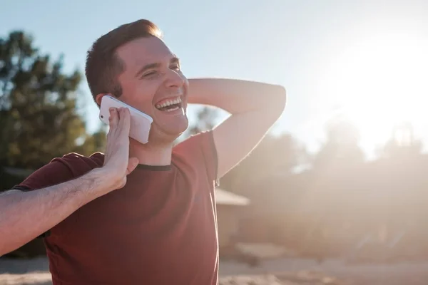 Усміхаючись європейських людина робить телефонний дзвінок. — стокове фото