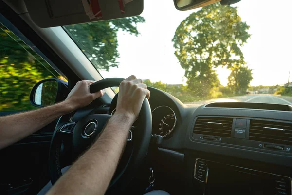 Adam bir araba direksiyon üzerinde sürüş sırasında eller.
