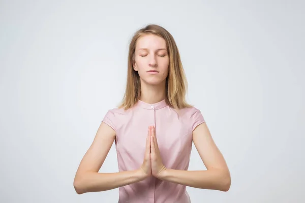Европейская небрежная молодая женщина закрывает глаза во время медитации — стоковое фото
