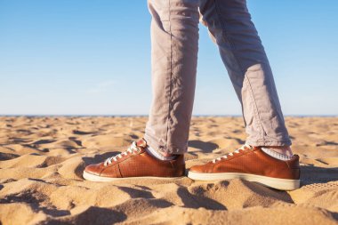 Görüntü mavi okyanus ve beyaz kum ile yalnız kumlu plaja yürüme adam bacak kadar kapatın,