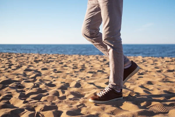 Imagen de cerca de las piernas del hombre caminando solo playa de arena con el océano azul y arena blanca , — Foto de Stock