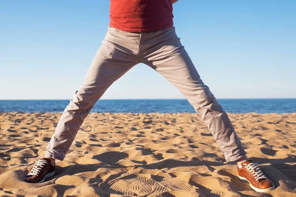 Imagen de cerca de las piernas del hombre caminando solo playa de arena con el océano azul y arena blanca , — Foto de Stock