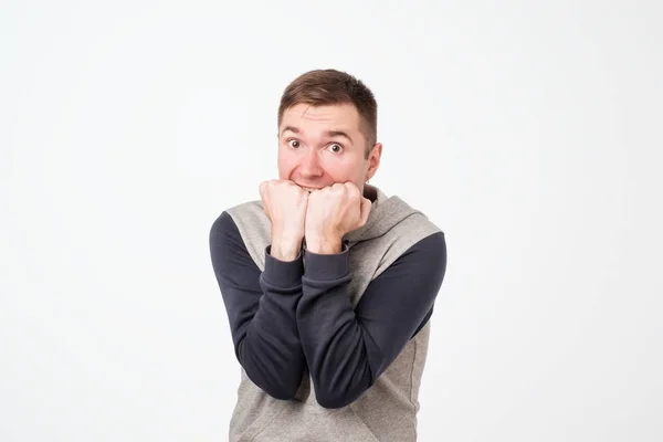 Hombre europeo cubriéndose la boca con ambas manos, mirando sorprendido . — Foto de Stock