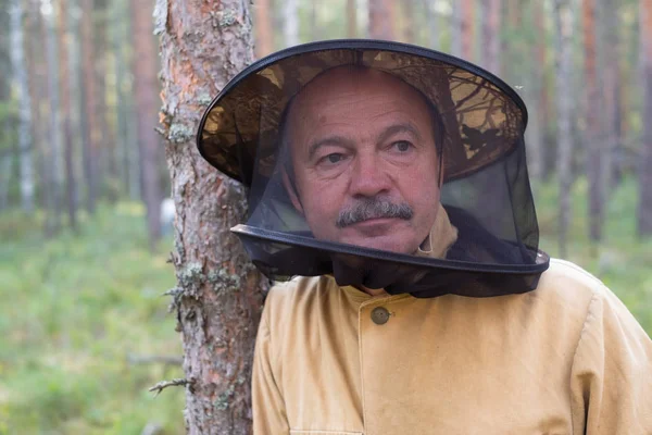 Moden Kaukasisk Mand Særlig Myggelåg Stående Skov Hvile Mens Indsamler - Stock-foto