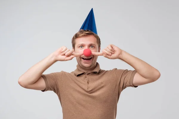 Giovane Caucasico Con Cappello Vacanza Sulla Testa Naso Clown Rosso — Foto Stock