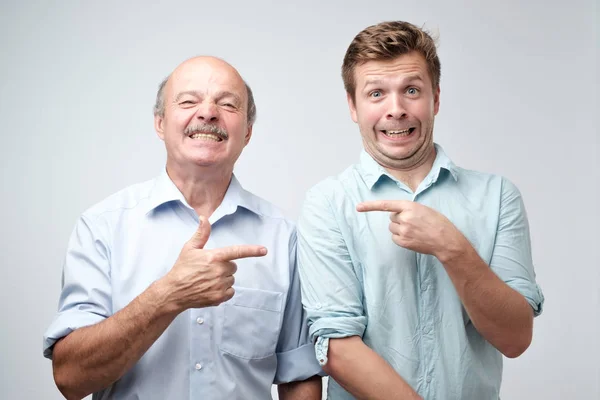 Retrato Dois Homens Caucasianos Apontando Dedo Outro Não Fui Ele — Fotografia de Stock