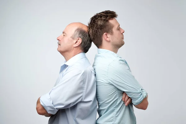 Seitenansicht Zweier Ernster Männer Vater Und Sohn Die Rücken Rücken — Stockfoto