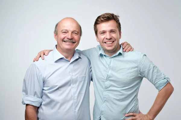 Père Hispanique Fils Adulte Étreignant Souriant Caméra Bonnes Relations Familiales — Photo