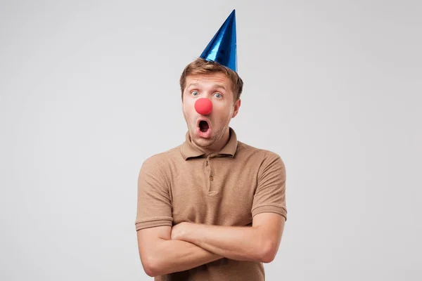 Uomo Maturo Con Cappello Compleanno Naso Rosso Clown Scioccato Dal — Foto Stock